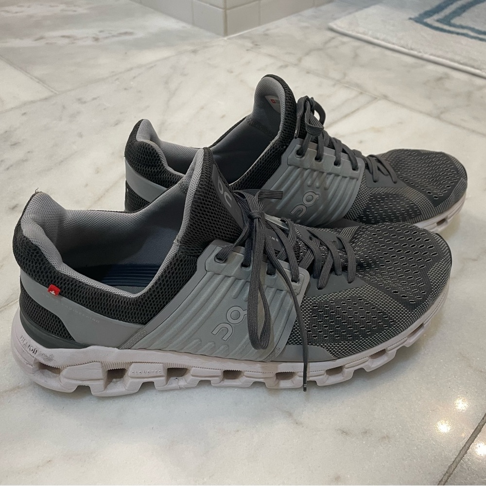GUC Mens ON cloud sneakers